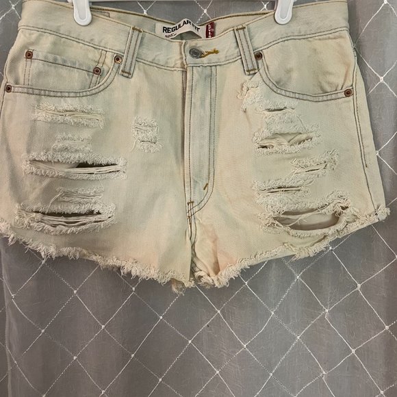 light wash Levi's jean shorts size 34 - Picture 2 of 5
